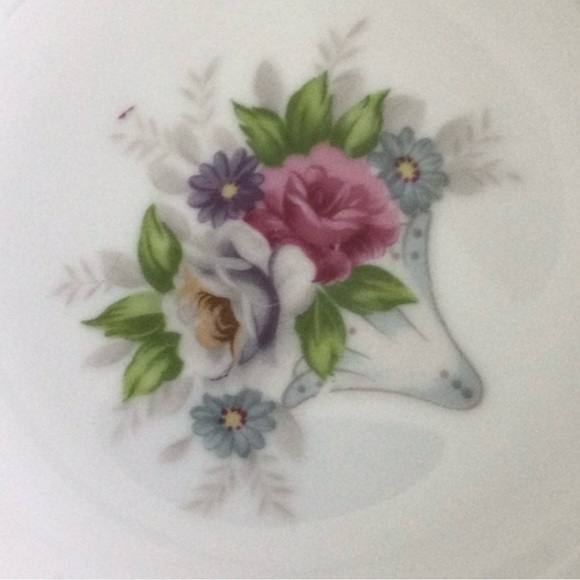 Vintage Serving Bowl beautiful flower design scalloped edge in gold - Picture 5 of 5